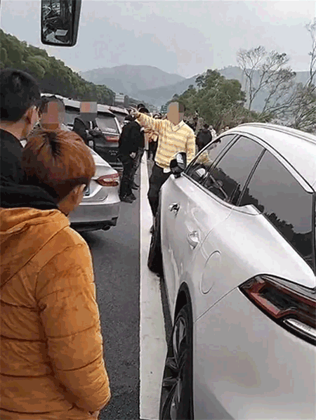  男子走应急车道鸣笛惹众怒被包围，“蝼蚁哥”嚣张的底气从何而来？
